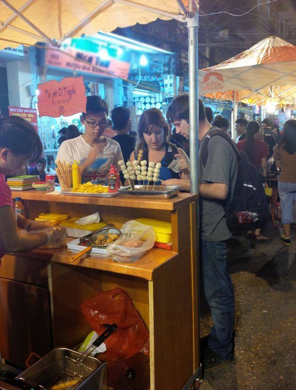 ឧទ្ទេសនាមអំពីចំណីអាហារនៅផ្សាររាត្រីក្រុងហាណូយ